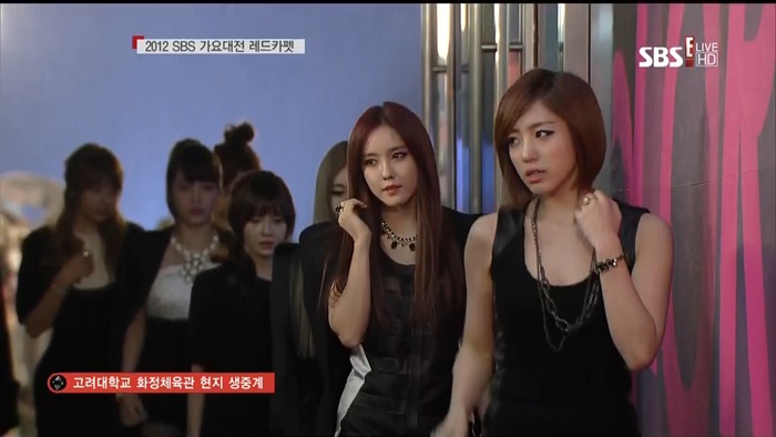 [12.12.29] SBSE! 2012 SBS 가요대전 레드카펫 티아라 CUT-io.ts - 00004