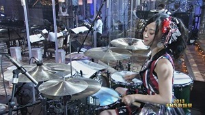 FeiFei x NMB48 - Ame no Midosuji (FNS Kayousai 131204).ts - 00001