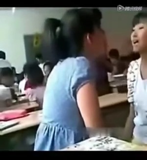 女子中学生二人は教室で激キス - YouTube.mp4 - 00011
