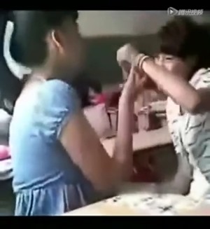 女子中学生二人は教室で激キス - YouTube.mp4 - 00025