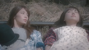 元テラハ・島袋聖南が初演技、菅野結以とのベットシーン＆キスシーンも！かわいえいじ3rdシングル「カゲロウ」MV - YouTube.mp4 - 00003