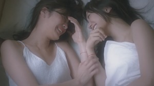 元テラハ・島袋聖南が初演技、菅野結以とのベットシーン＆キスシーンも！かわいえいじ3rdシングル「カゲロウ」MV - YouTube.mp4 - 00012