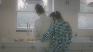 元テラハ・島袋聖南が初演技、菅野結以とのベットシーン＆キスシーンも！かわいえいじ3rdシングル「カゲロウ」MV - YouTube.mp4 - 00017