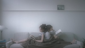 元テラハ・島袋聖南が初演技、菅野結以とのベットシーン＆キスシーンも！かわいえいじ3rdシングル「カゲロウ」MV - YouTube.mp4 - 00020