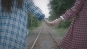 元テラハ・島袋聖南が初演技、菅野結以とのベットシーン＆キスシーンも！かわいえいじ3rdシングル「カゲロウ」MV - YouTube.mp4 - 00023