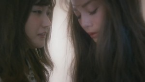 元テラハ・島袋聖南が初演技、菅野結以とのベットシーン＆キスシーンも！かわいえいじ3rdシングル「カゲロウ」MV - YouTube.mp4 - 00026