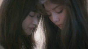 元テラハ・島袋聖南が初演技、菅野結以とのベットシーン＆キスシーンも！かわいえいじ3rdシングル「カゲロウ」MV - YouTube.mp4 - 00027