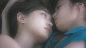 元テラハ・島袋聖南が初演技、菅野結以とのベットシーン＆キスシーンも！かわいえいじ3rdシングル「カゲロウ」MV - YouTube.mp4 - 00030