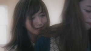 元テラハ・島袋聖南が初演技、菅野結以とのベットシーン＆キスシーンも！かわいえいじ3rdシングル「カゲロウ」MV - YouTube.mp4 - 00038