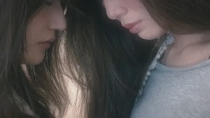 元テラハ・島袋聖南が初演技、菅野結以とのベットシーン＆キスシーンも！かわいえいじ3rdシングル「カゲロウ」MV - YouTube.mp4 - 00044