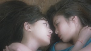 元テラハ・島袋聖南が初演技、菅野結以とのベットシーン＆キスシーンも！かわいえいじ3rdシングル「カゲロウ」MV - YouTube.mp4 - 00045