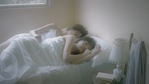 元テラハ・島袋聖南が初演技、菅野結以とのベットシーン＆キスシーンも！かわいえいじ3rdシングル「カゲロウ」MV - YouTube.mp4 - 00053