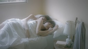 元テラハ・島袋聖南が初演技、菅野結以とのベットシーン＆キスシーンも！かわいえいじ3rdシングル「カゲロウ」MV - YouTube.mp4 - 00054