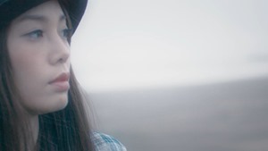 元テラハ・島袋聖南が初演技、菅野結以とのベットシーン＆キスシーンも！かわいえいじ3rdシングル「カゲロウ」MV - YouTube.mp4 - 00060