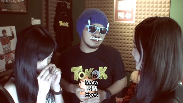 ---[Namewee Tokok] 048 Lesbian Kiss 女女之吻 02-08-15 - YouTube.mp4 - 00011