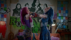 Descendants.2.2017.1080p.AMZN.WEBRip.DDP5.1.x264-TVSmash.mkv - 00163