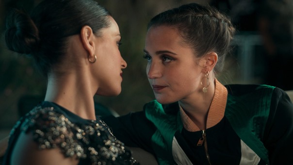 Irma.Vep.E01.The.Severed.Head.1080p.HMAX.WEB-DL.DD5.1.H.264-playWEB.mkv_snapshot_15.43.537